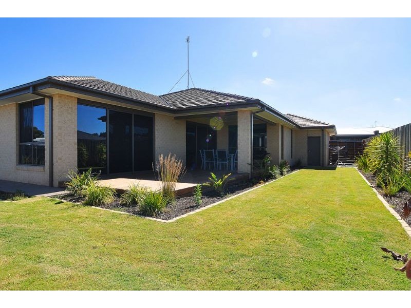 18 Surrey Place, Inverloch VIC 3996