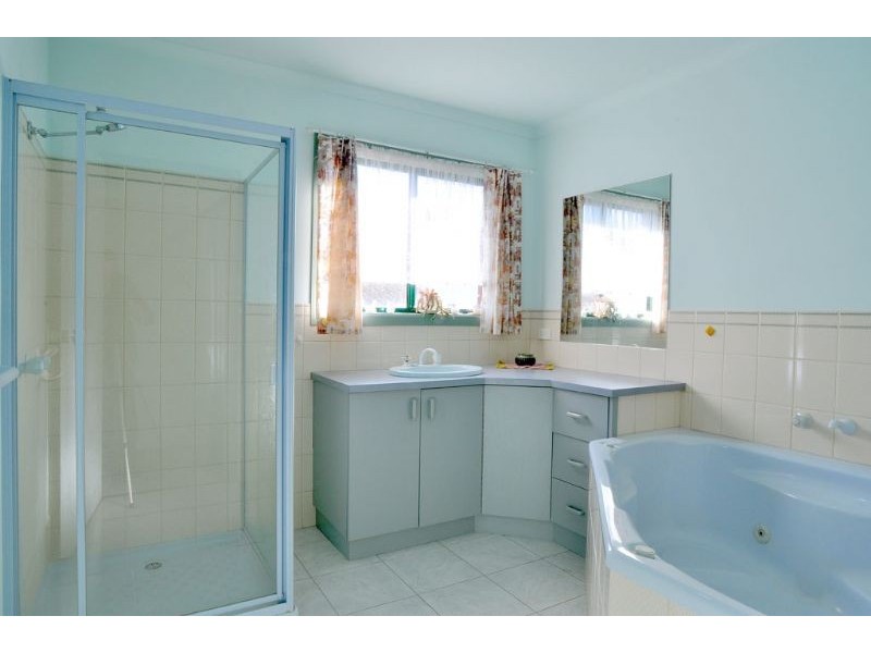 2 Heather Grv, Inverloch VIC 3996