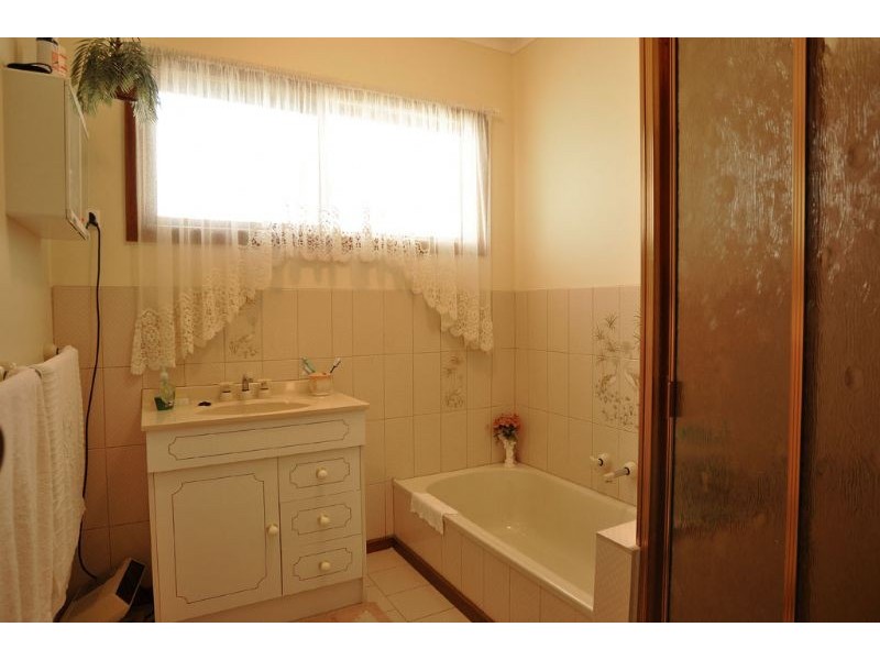 38 Gordon Ave, Inverloch VIC 3996