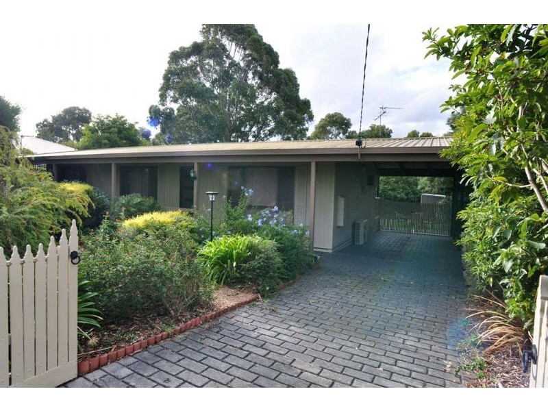 25 Gordon Avenue, Inverloch VIC 3996