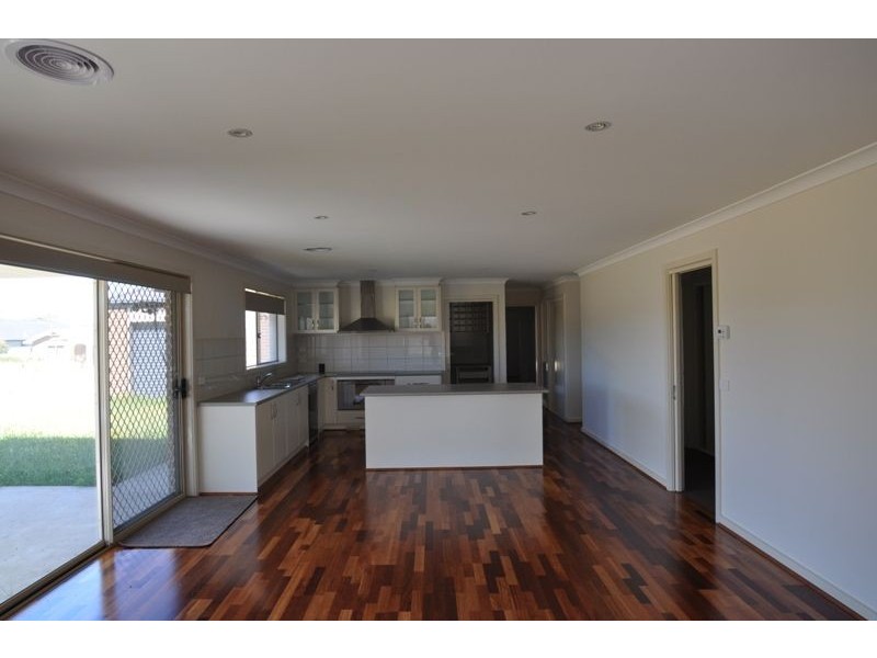 4 Somerset  Place, Inverloch VIC 3996