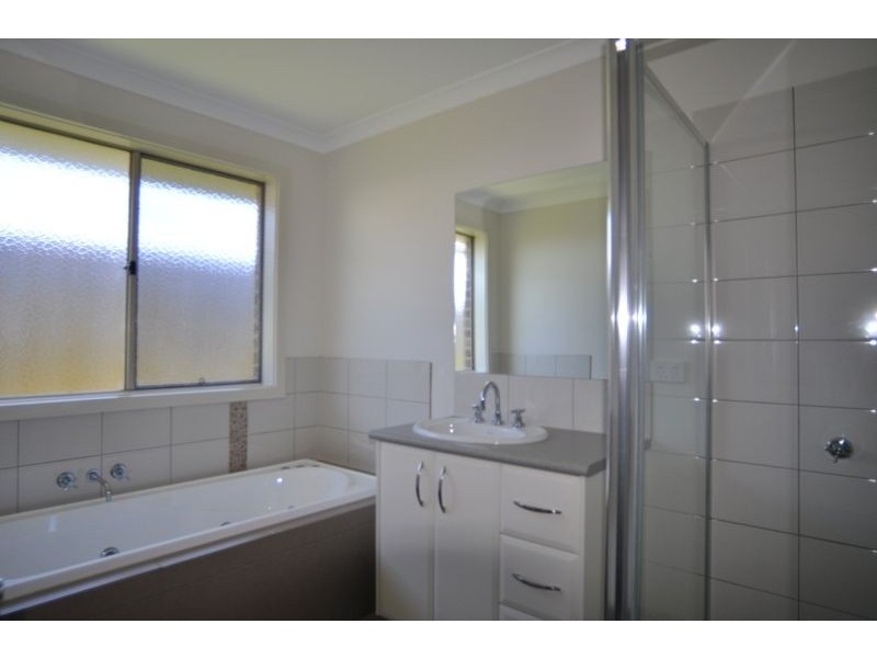 4 Somerset  Place, Inverloch VIC 3996