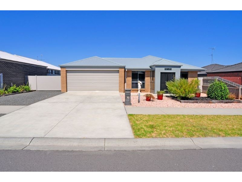 8 Surrey Place, Inverloch VIC 3996