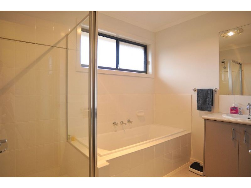 8 Surrey Place, Inverloch VIC 3996