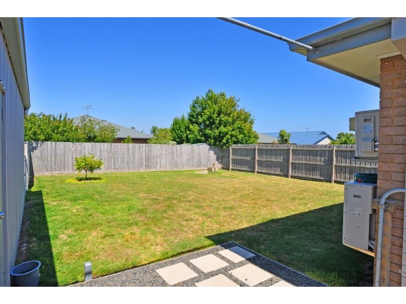 8 Surrey Place, Inverloch VIC 3996