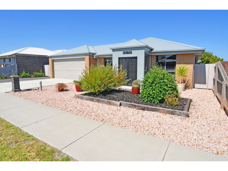 8 Surrey Place, Inverloch VIC 3996