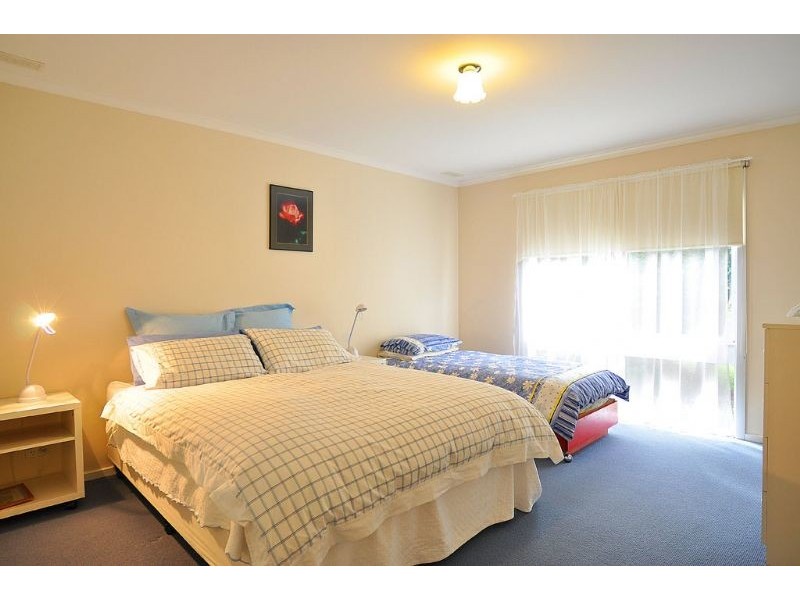27 Garden Crs, Inverloch VIC 3996