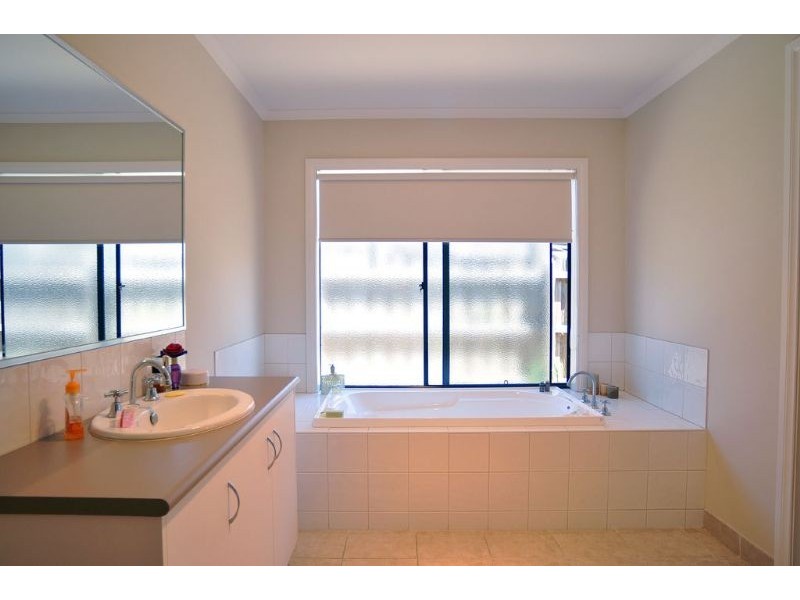 10 Royal Pde, Inverloch VIC 3996