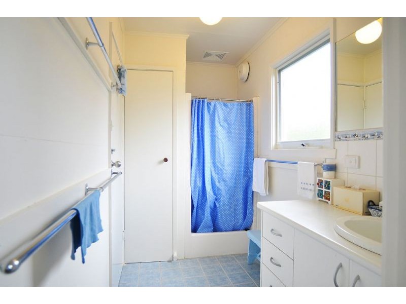 61 Bayview Ave, Inverloch VIC 3996