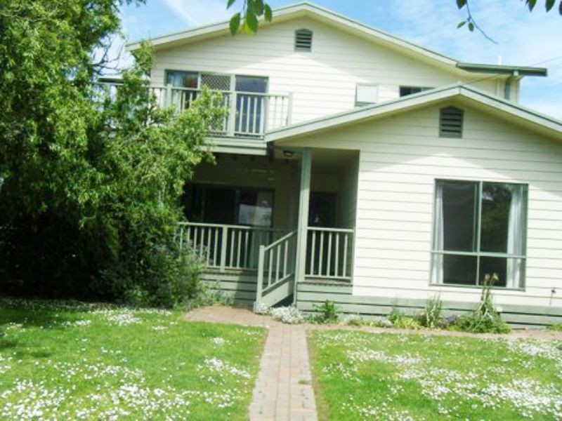 8a Beilby Ave, Inverloch VIC 3996