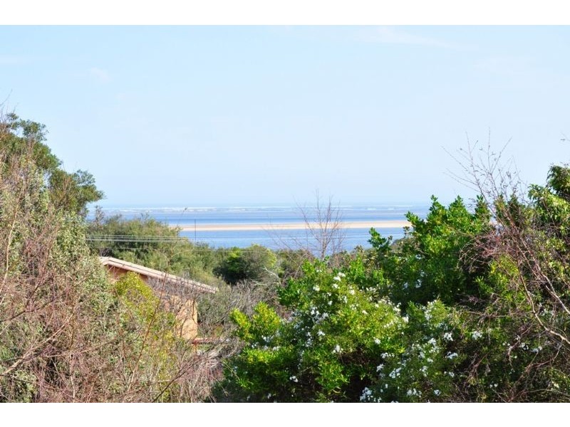 8a Beilby Ave, Inverloch VIC 3996