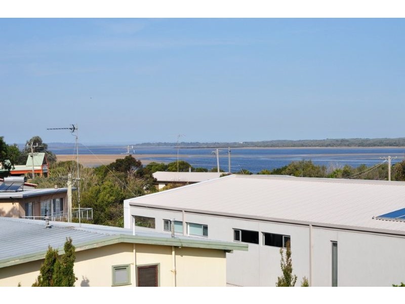 8a Beilby Ave, Inverloch VIC 3996