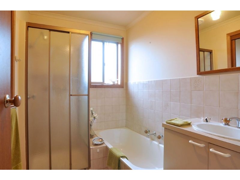 4 Youll Grove, Inverloch VIC 3996