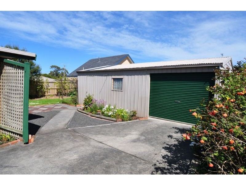 4 Youll Grove, Inverloch VIC 3996
