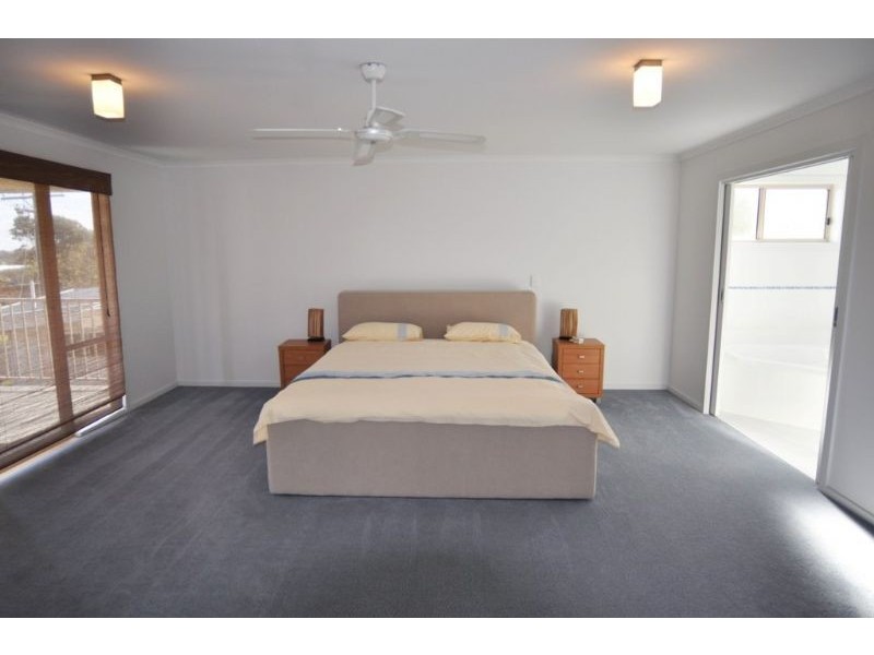 99 Bayview Ave, Inverloch VIC 3996