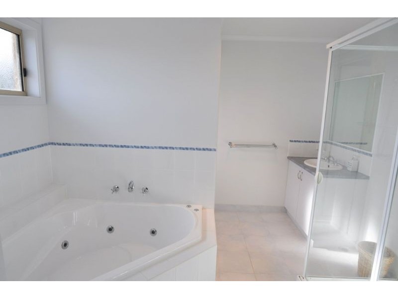 99 Bayview Ave, Inverloch VIC 3996