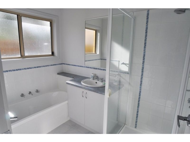 99 Bayview Ave, Inverloch VIC 3996