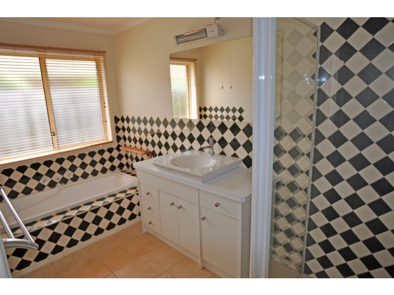 18 Woodland Heath Drv, Inverloch VIC 3996