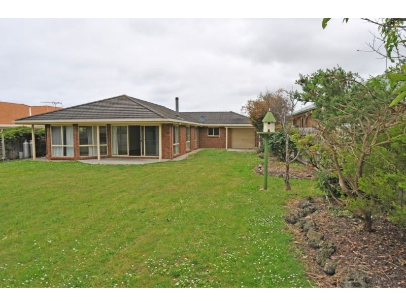 18 Woodland Heath Drv, Inverloch VIC 3996