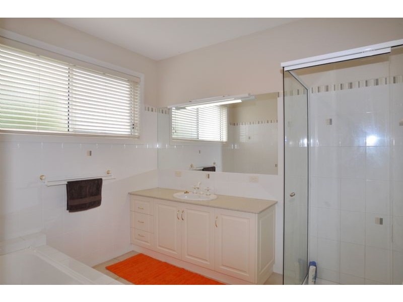4 Surrey Place, Inverloch VIC 3996