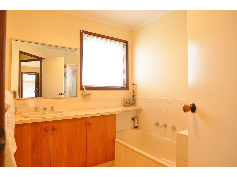 12 Leicester Sq, Inverloch VIC 3996