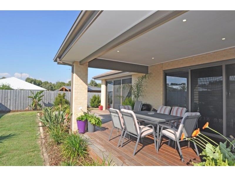 18 Surrey Plc, Inverloch VIC 3996