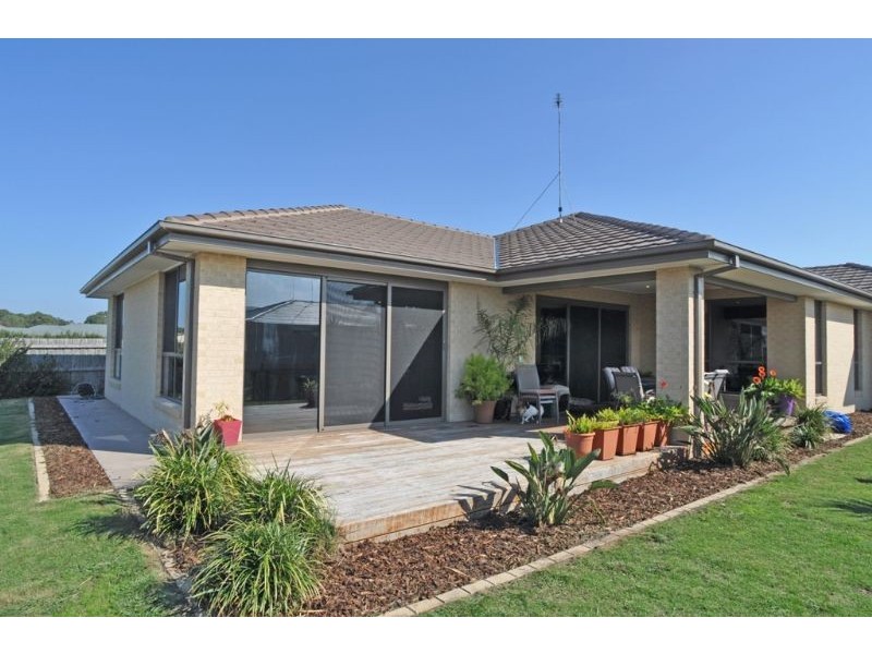 18 Surrey Plc, Inverloch VIC 3996