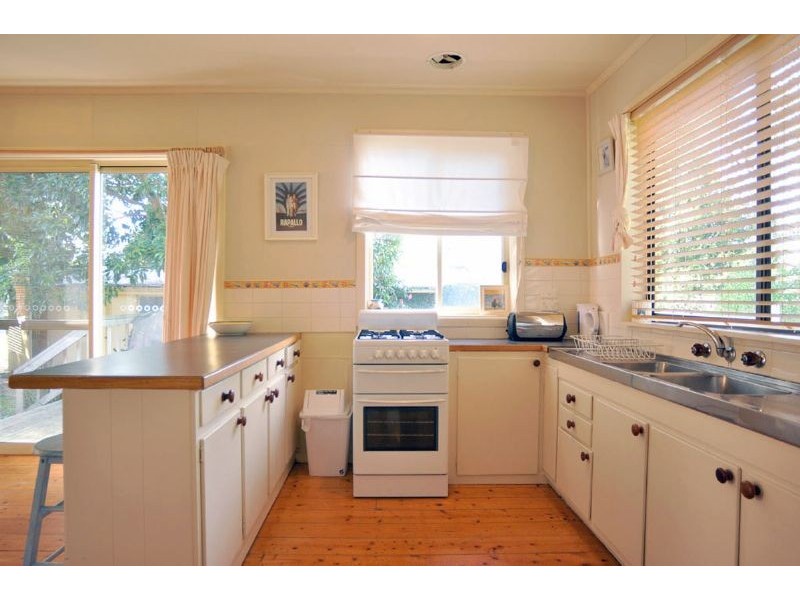 6 Bayview Avenue, Inverloch VIC 3996