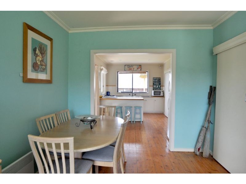 6 Bayview Avenue, Inverloch VIC 3996