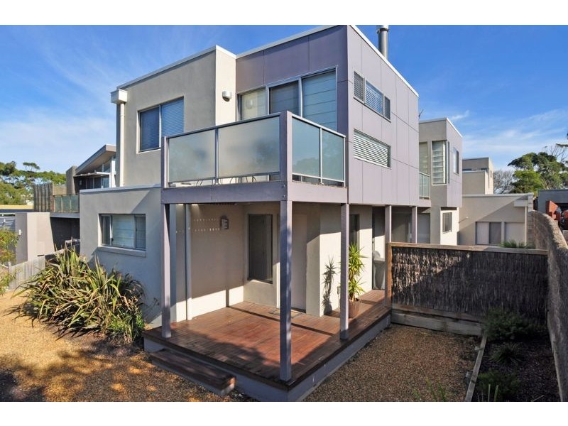 1/12 Ebor Ave, Inverloch VIC 3996