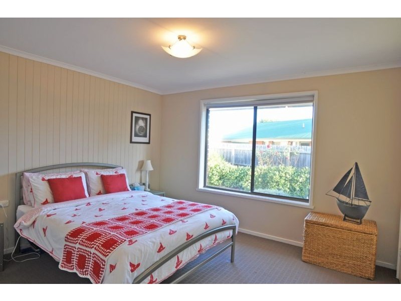 1 USHER CRT, Inverloch VIC 3996