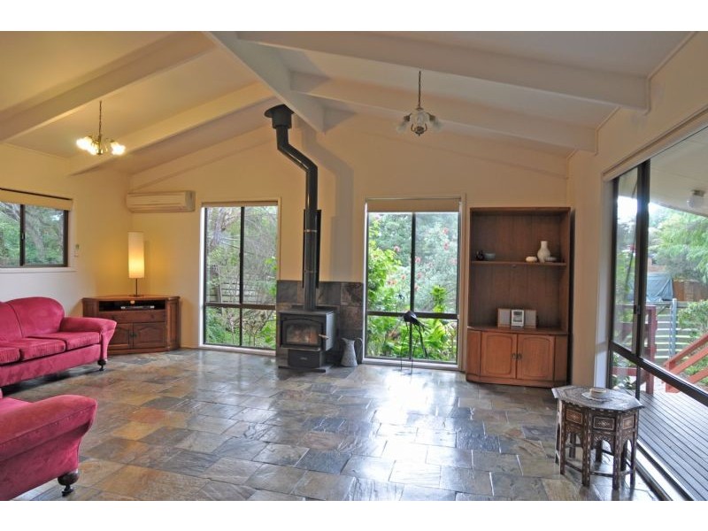 8 Lohr Ave, Inverloch VIC 3996