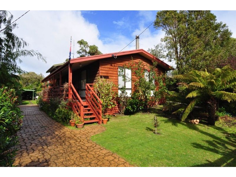 8 Lohr Ave, Inverloch VIC 3996