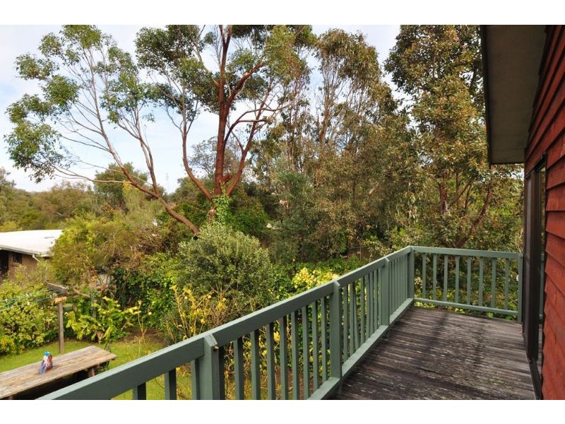 8 Lohr Ave, Inverloch VIC 3996