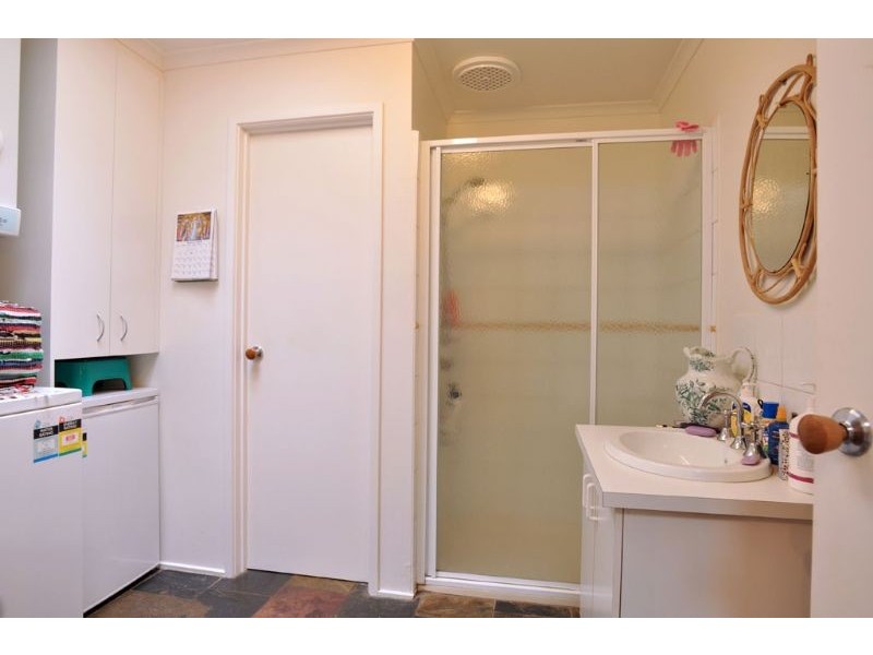 8 Lohr Ave, Inverloch VIC 3996