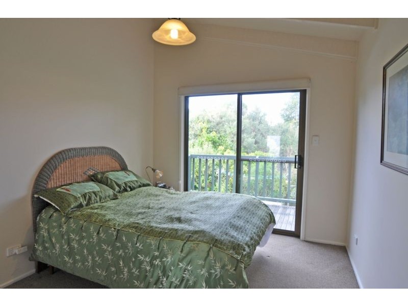 8 Lohr Ave, Inverloch VIC 3996