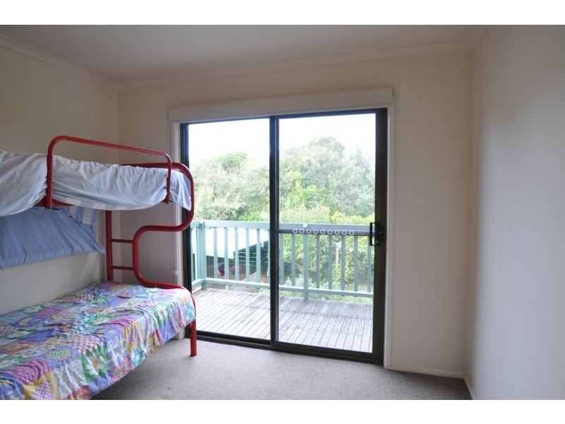 8 Lohr Ave, Inverloch VIC 3996