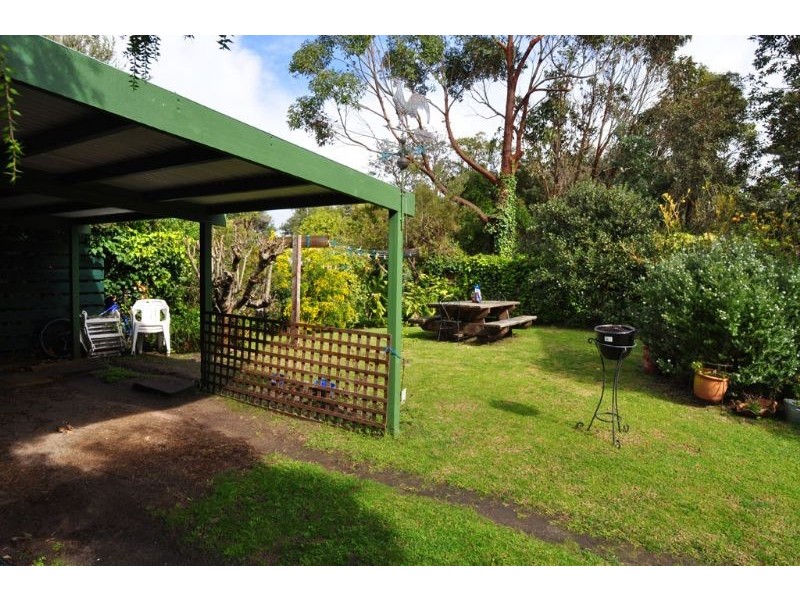 8 Lohr Ave, Inverloch VIC 3996