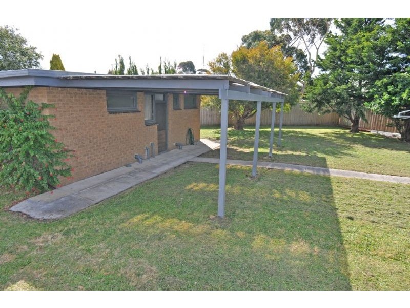 8 Moonah Way, Inverloch VIC 3996