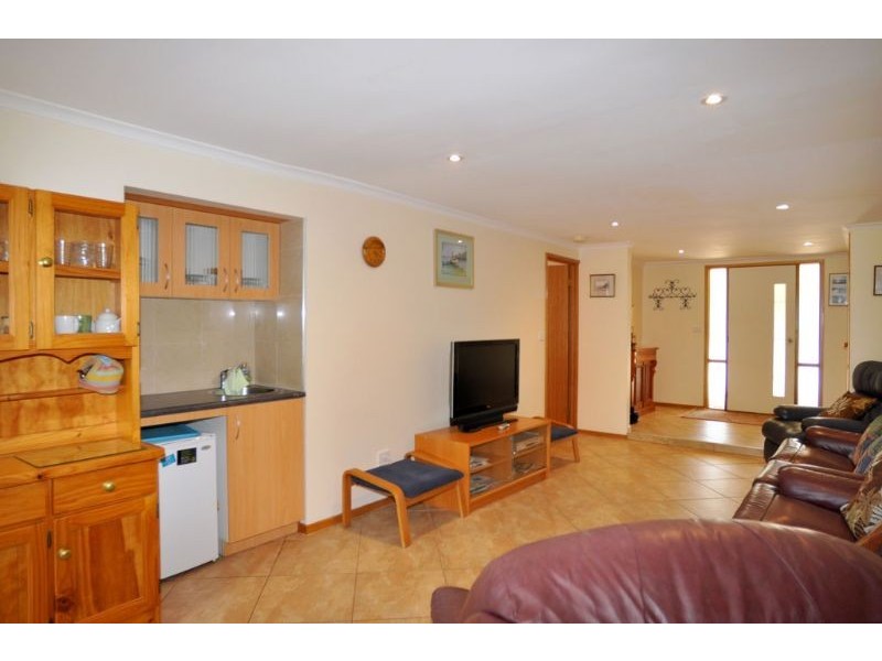 42 Beilby Ave, Inverloch VIC 3996