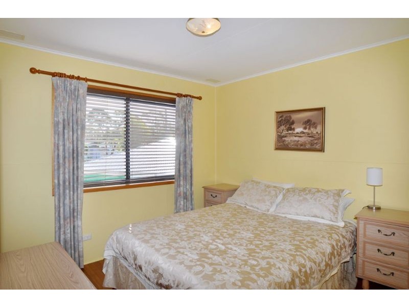 42 Beilby Ave, Inverloch VIC 3996