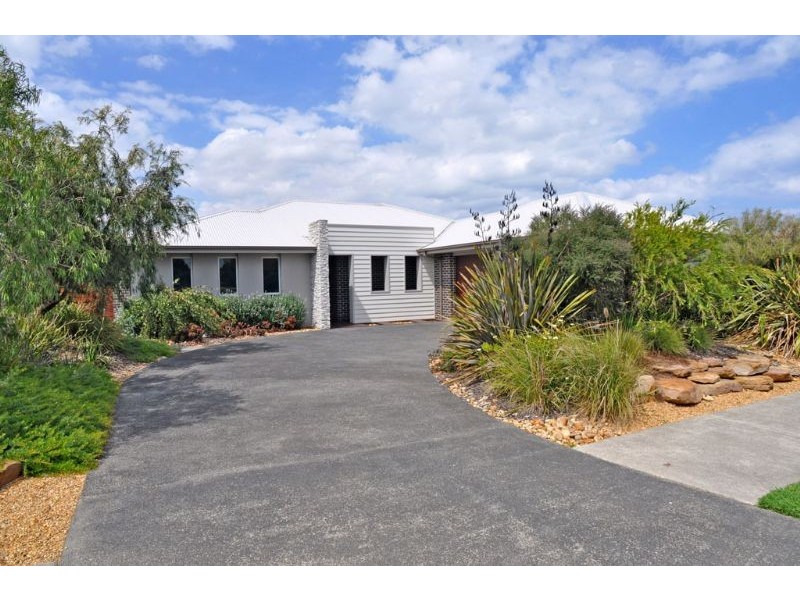 10 Surrey Place, Inverloch VIC 3996