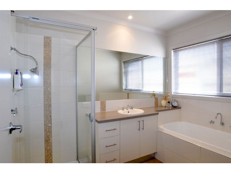 10 Surrey Place, Inverloch VIC 3996