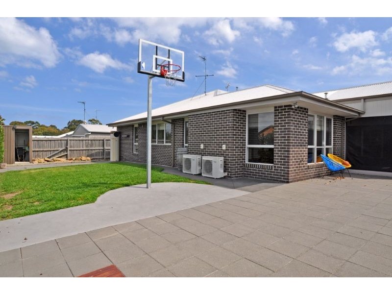 10 Surrey Place, Inverloch VIC 3996