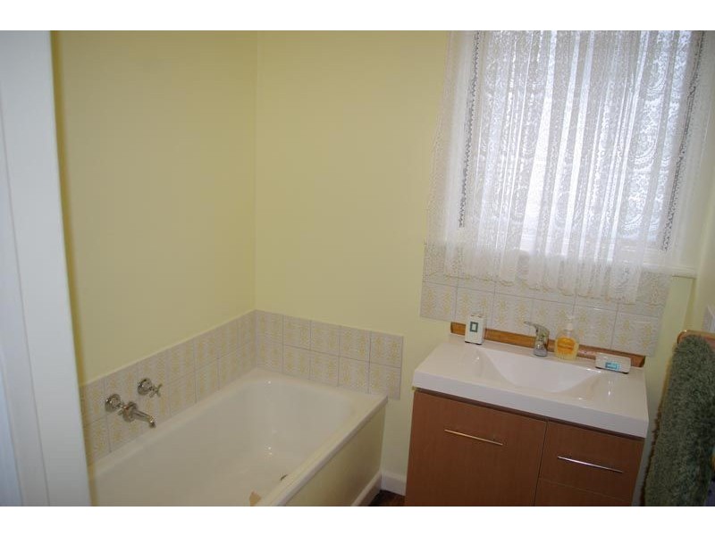 77 Sixth Avenue, Rosebud VIC 3939