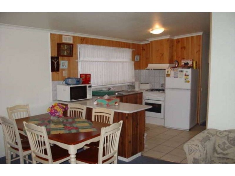 106 Sixth Avenue, Rosebud VIC 3939