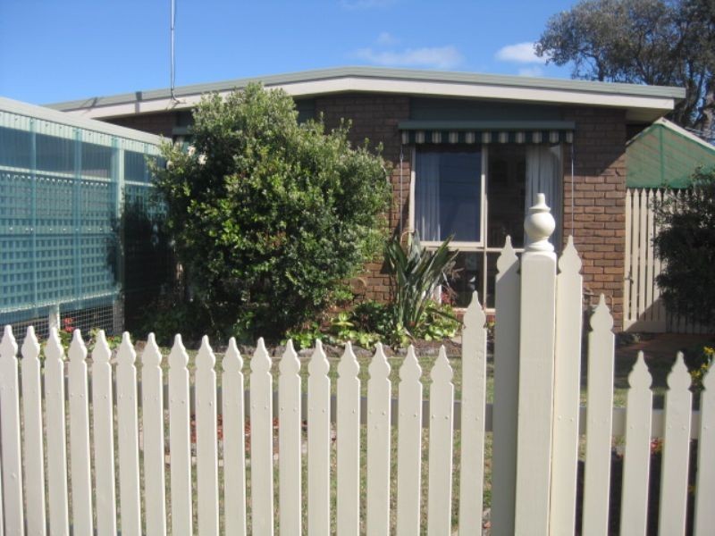 110 Fourth Avenue, Rosebud VIC 3939