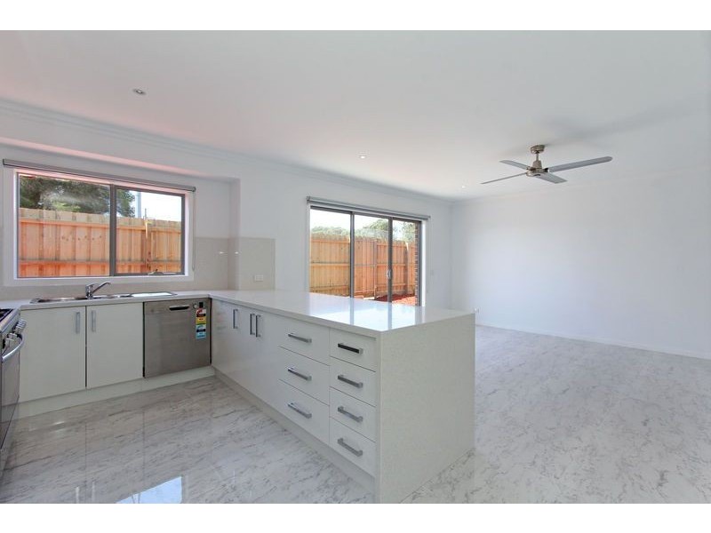 2/6 Gannett Avenue, Rosebud West VIC 3940