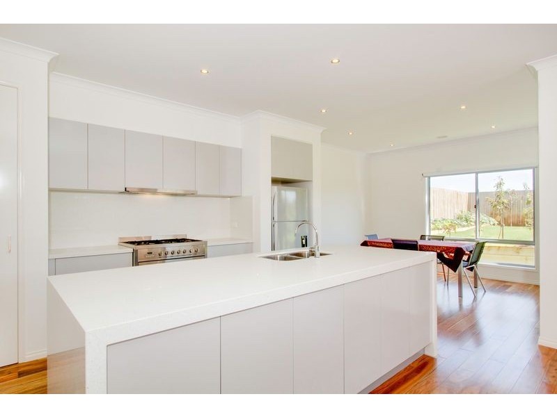 8 Gannett Avenue, Rosebud West VIC 3940