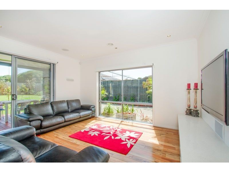 8 Gannett Avenue, Rosebud West VIC 3940